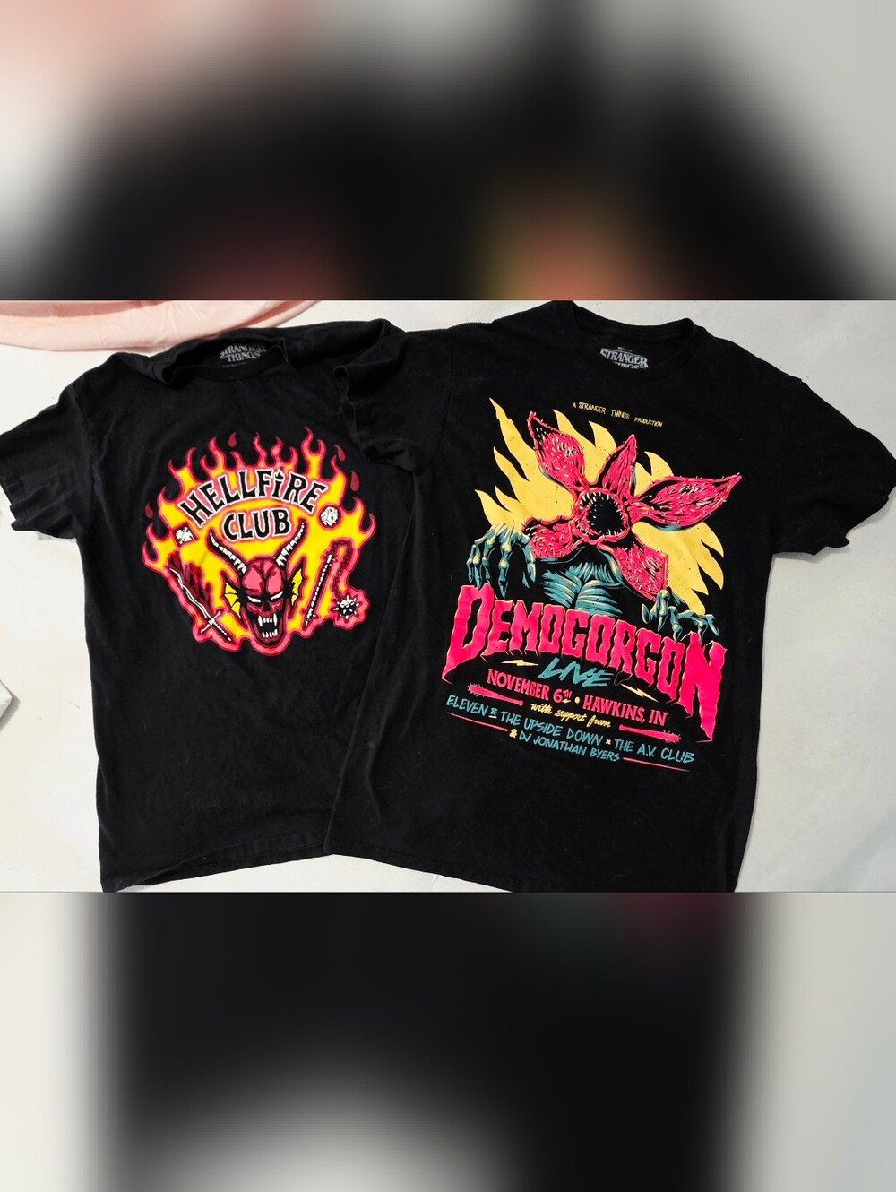 STRANGER THINGS LOT, CLOTHES & METAL SIGNS